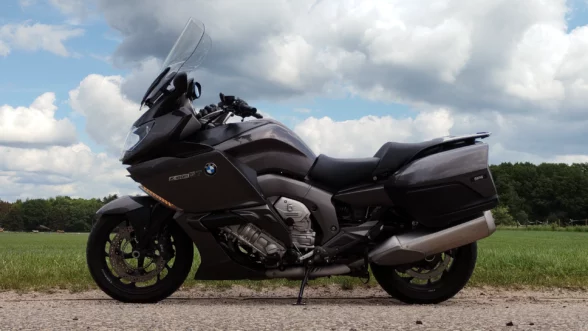 k1600gt pose voor grasveld – Wittekruisweg, Lieren